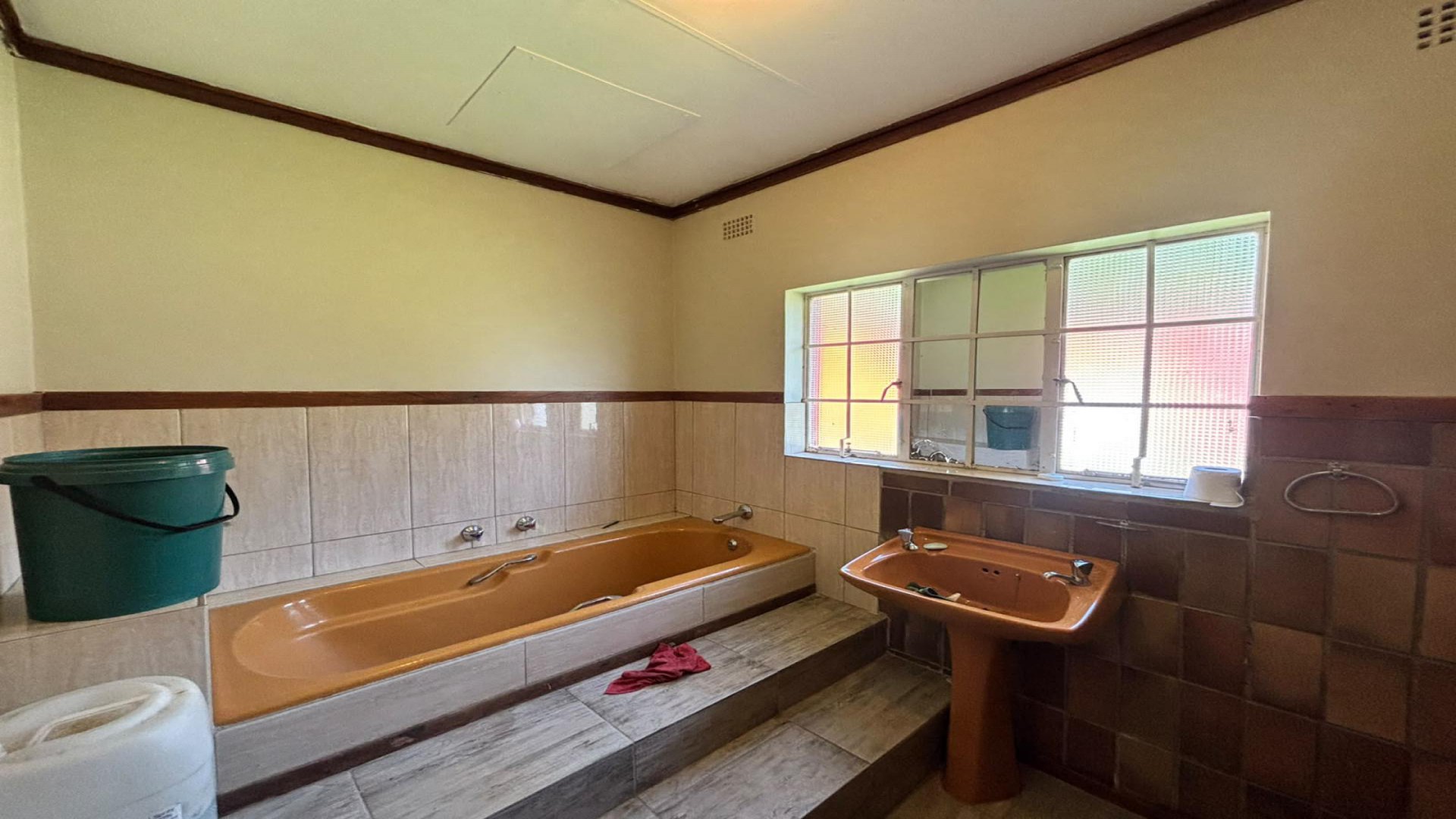 Bathroom 1 of property in Klerksdorp
