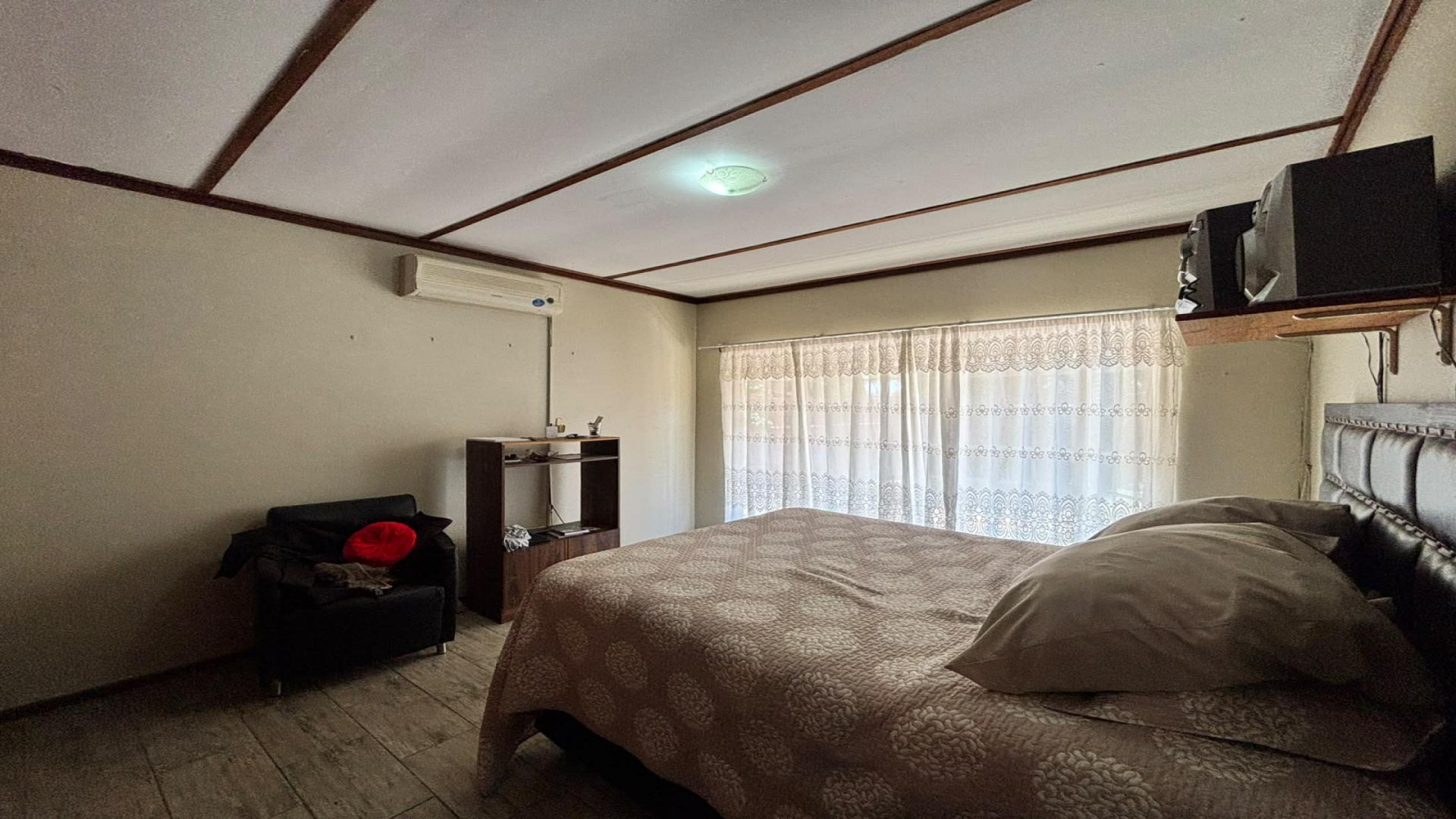 Bed Room 1 of property in Klerksdorp