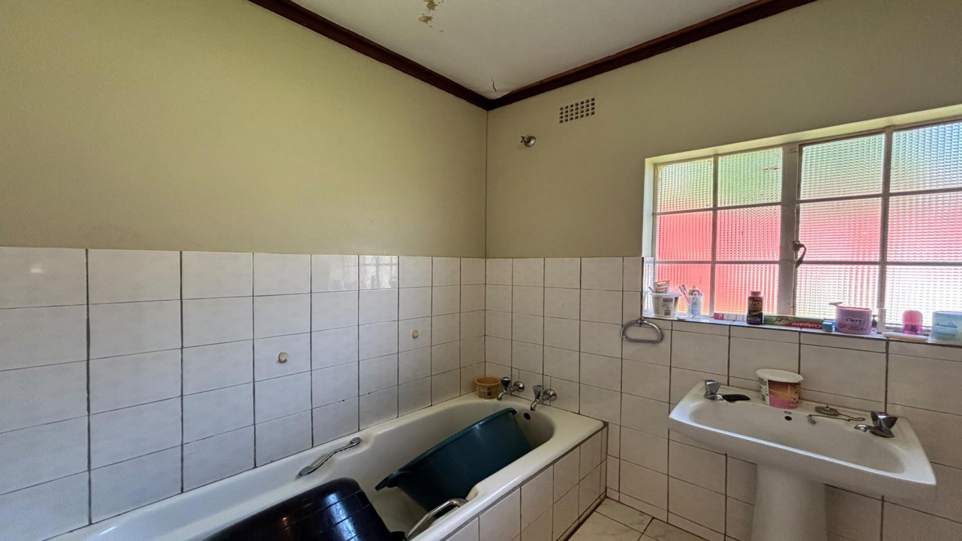 Bathroom 2 of property in Klerksdorp