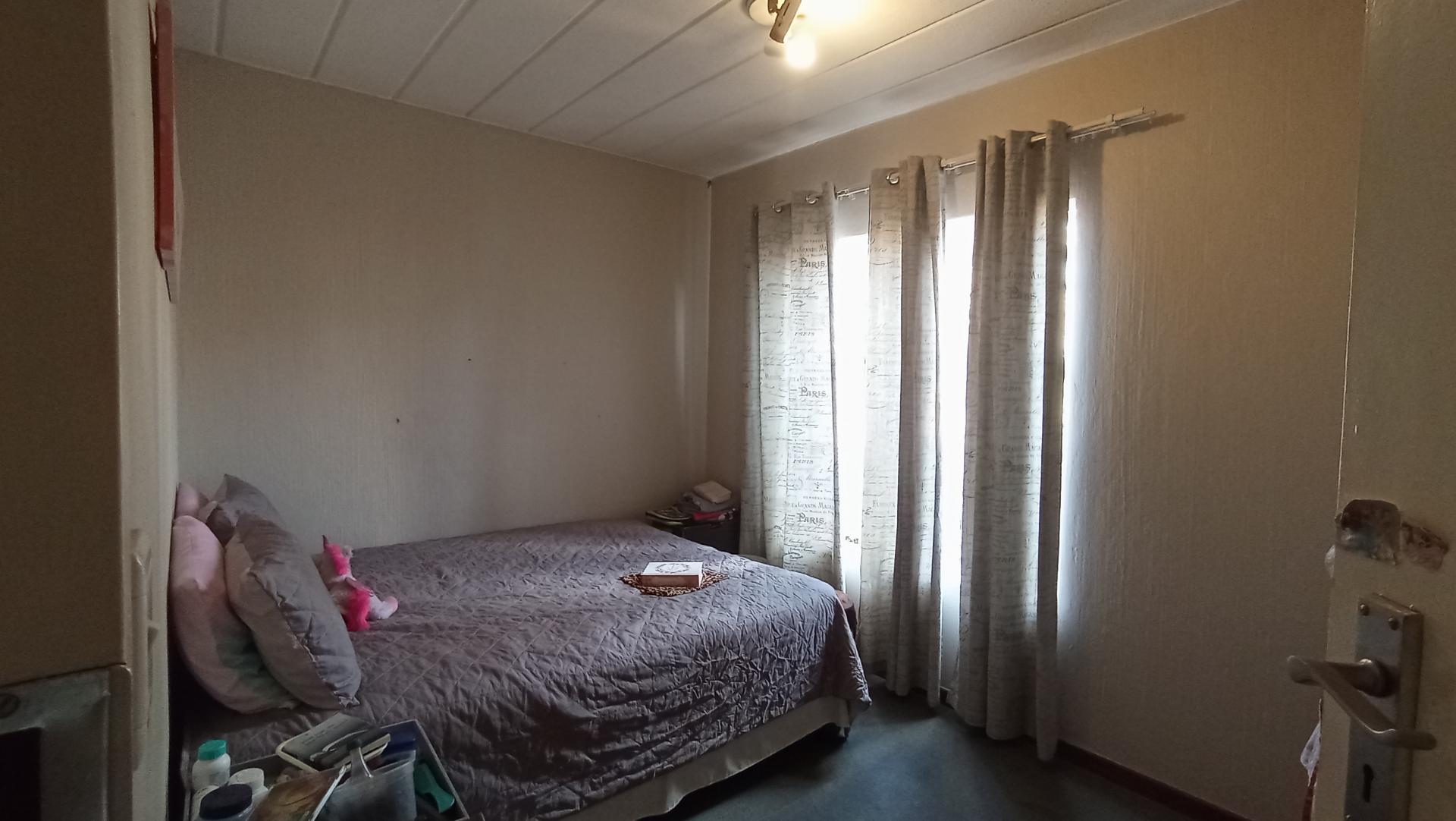 Bed Room 1 - 11 square meters of property in Highveld