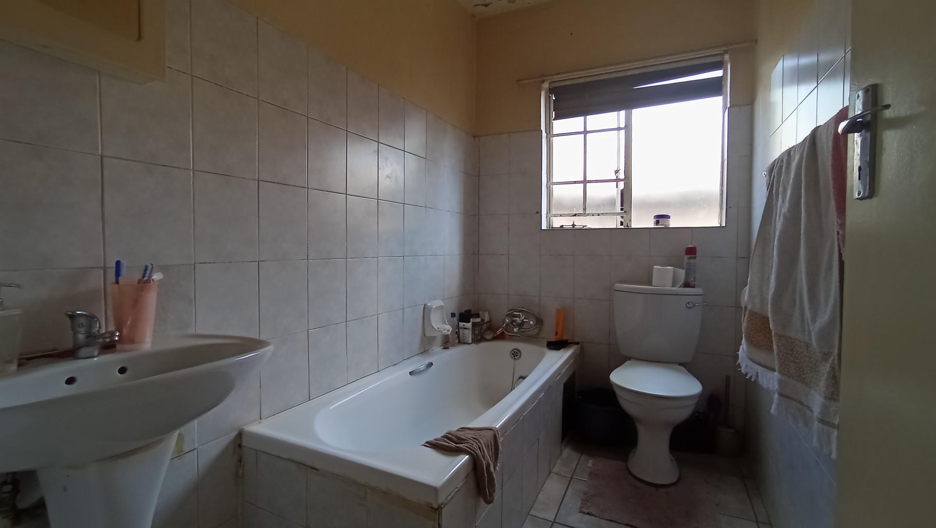Bathroom 1 - 5 square meters of property in Highveld