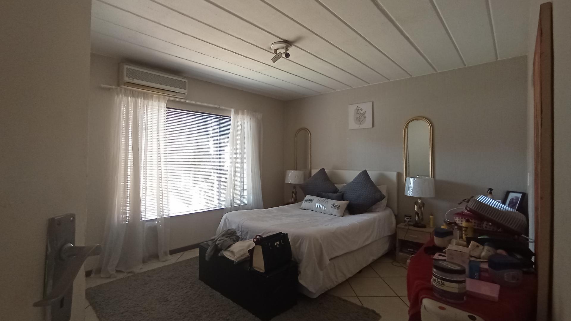 Main Bedroom - 19 square meters of property in Highveld