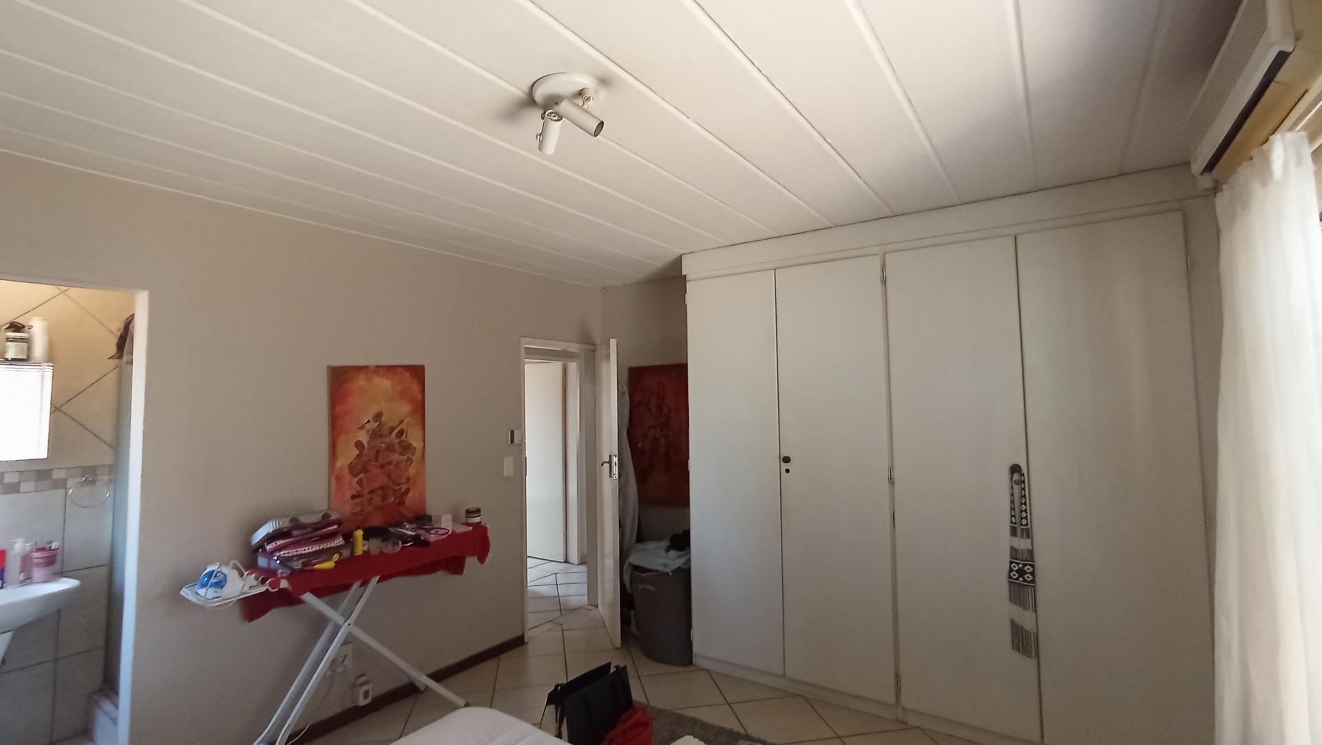 Main Bedroom - 19 square meters of property in Highveld