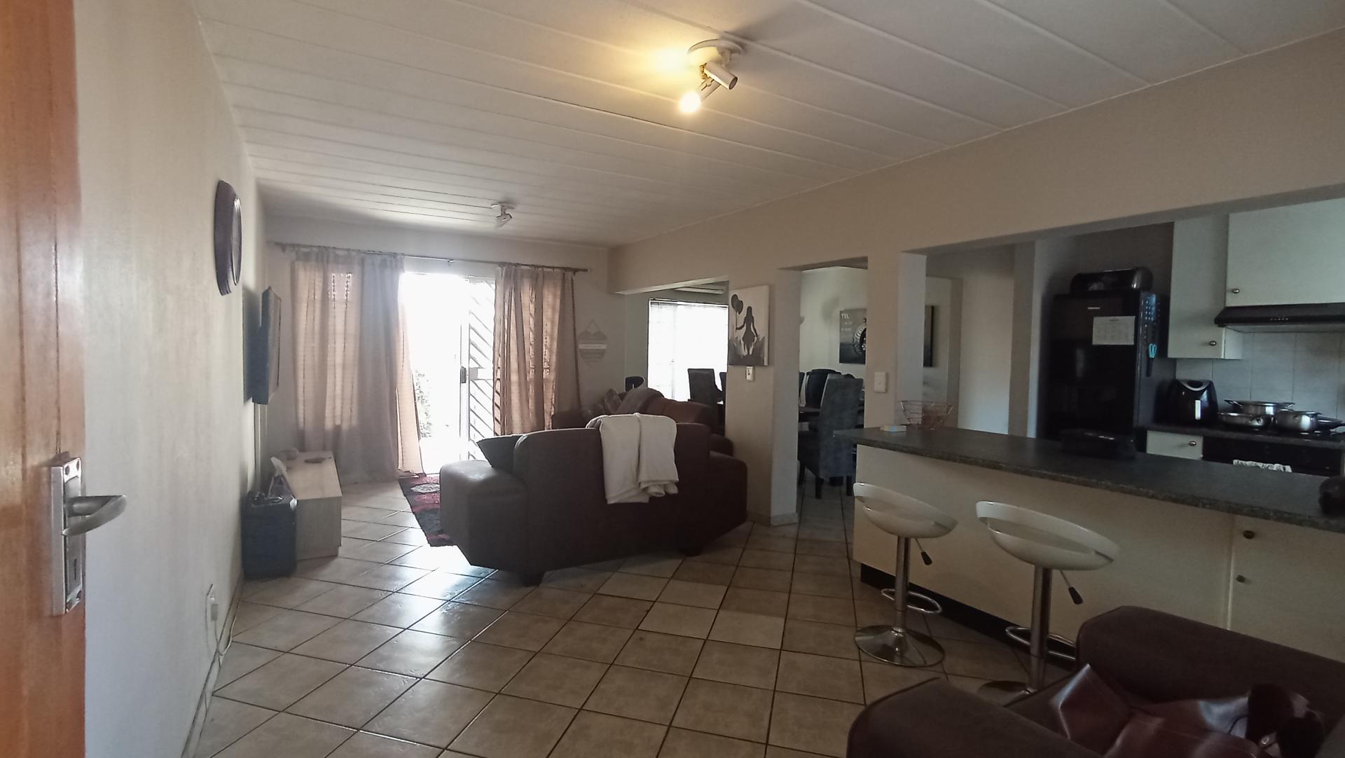Lounges - 29 square meters of property in Highveld