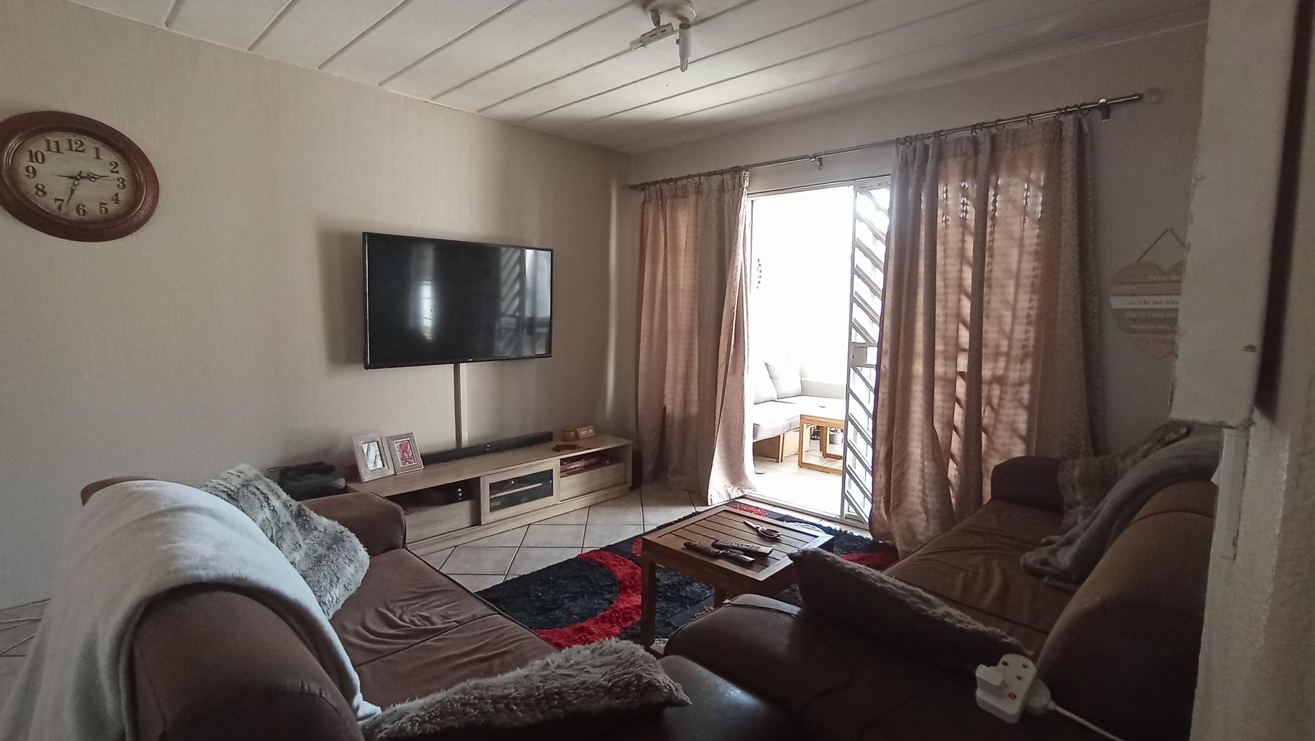 Lounges - 29 square meters of property in Highveld