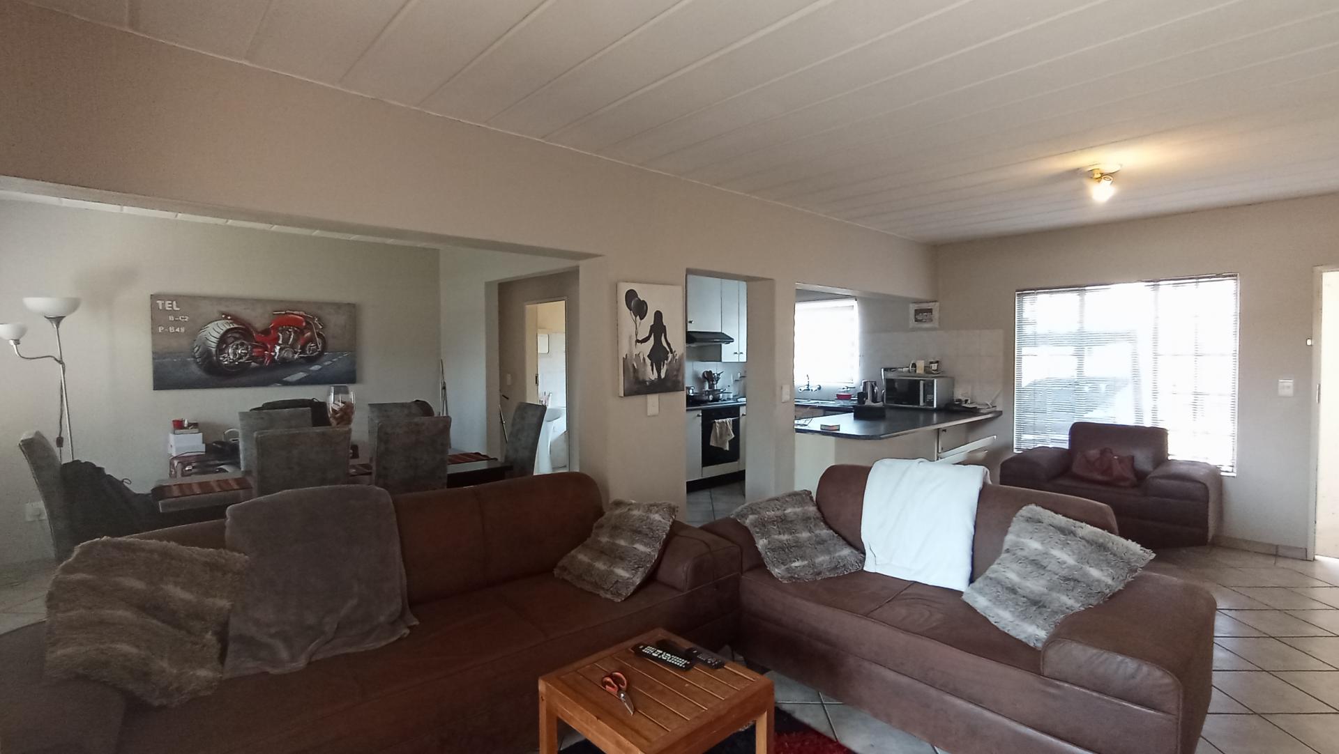 Lounges - 29 square meters of property in Highveld