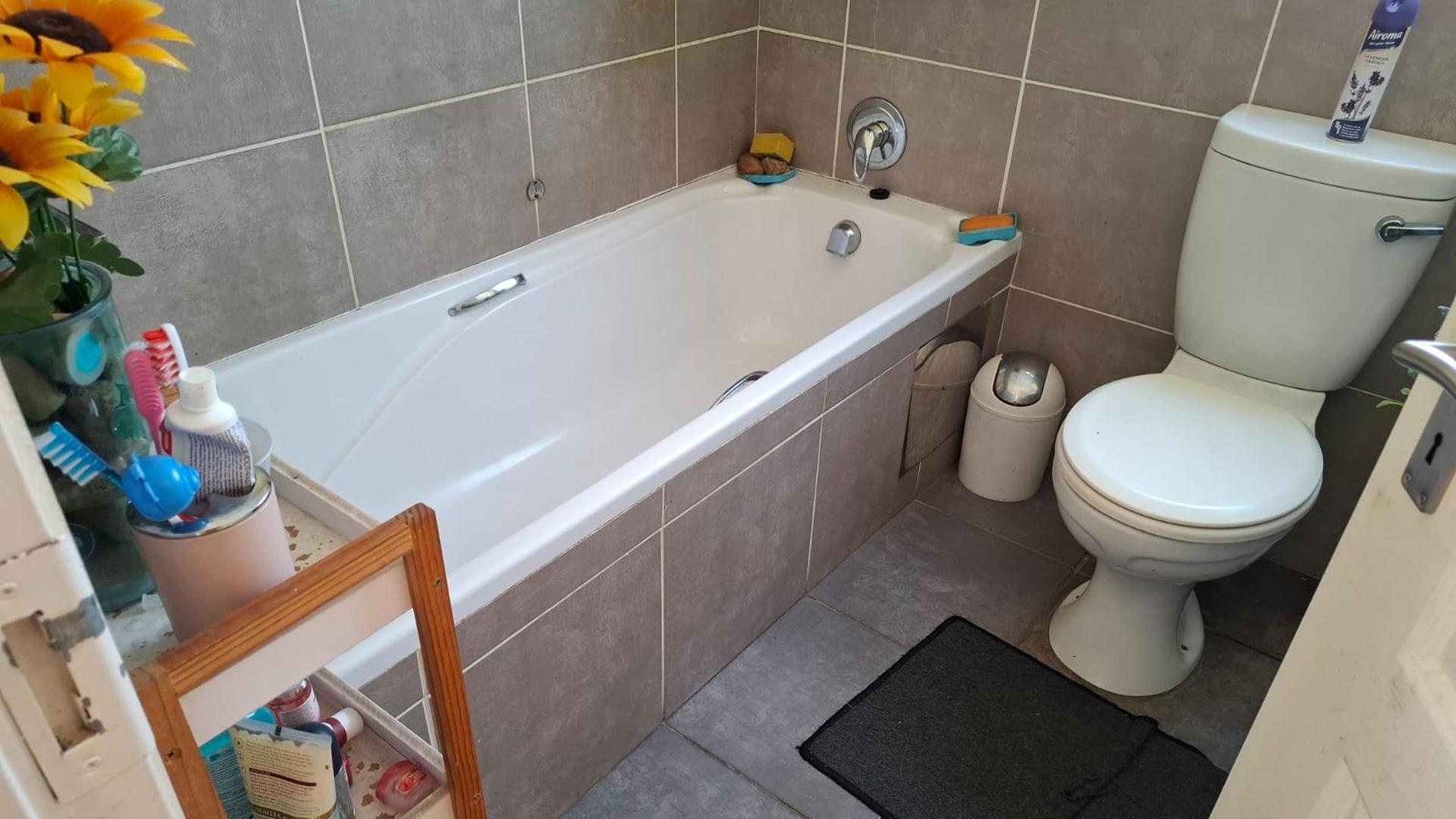 Bathroom 1 of property in Karino