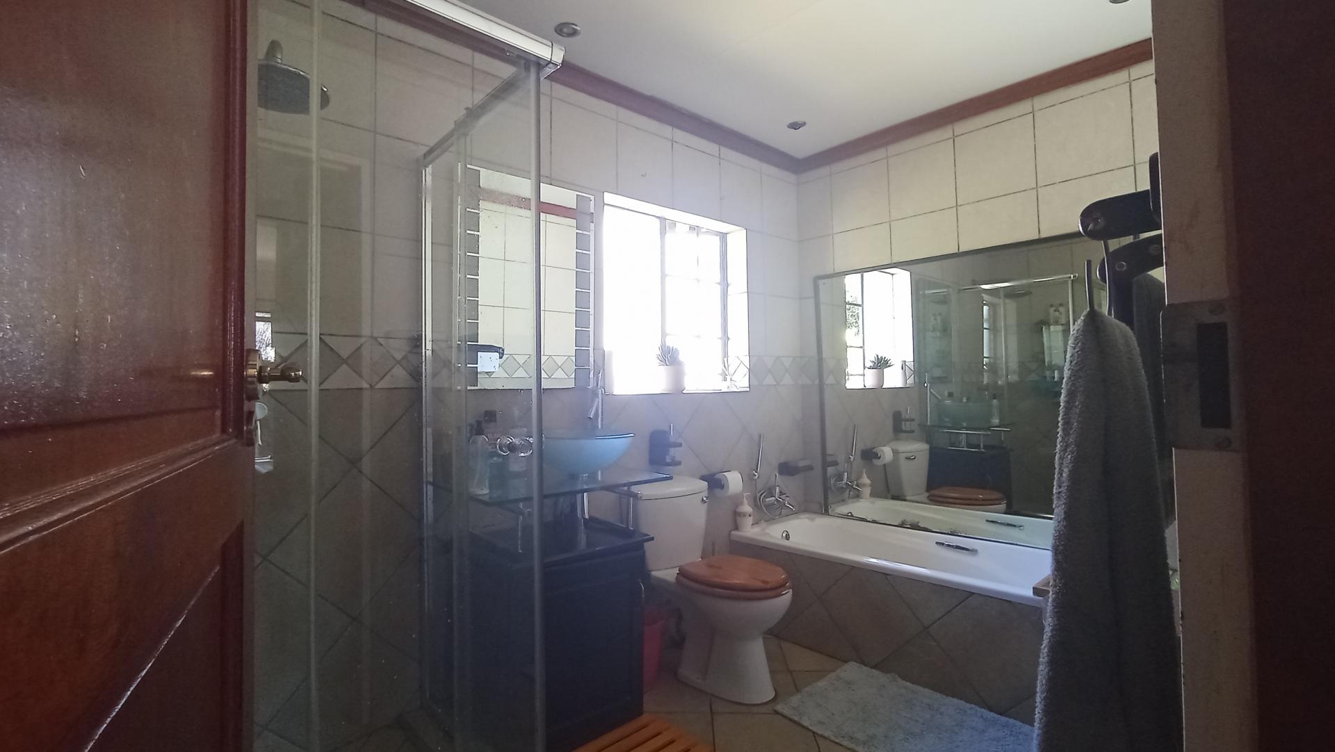 Bathroom 1 - 8 square meters of property in Rooihuiskraal North