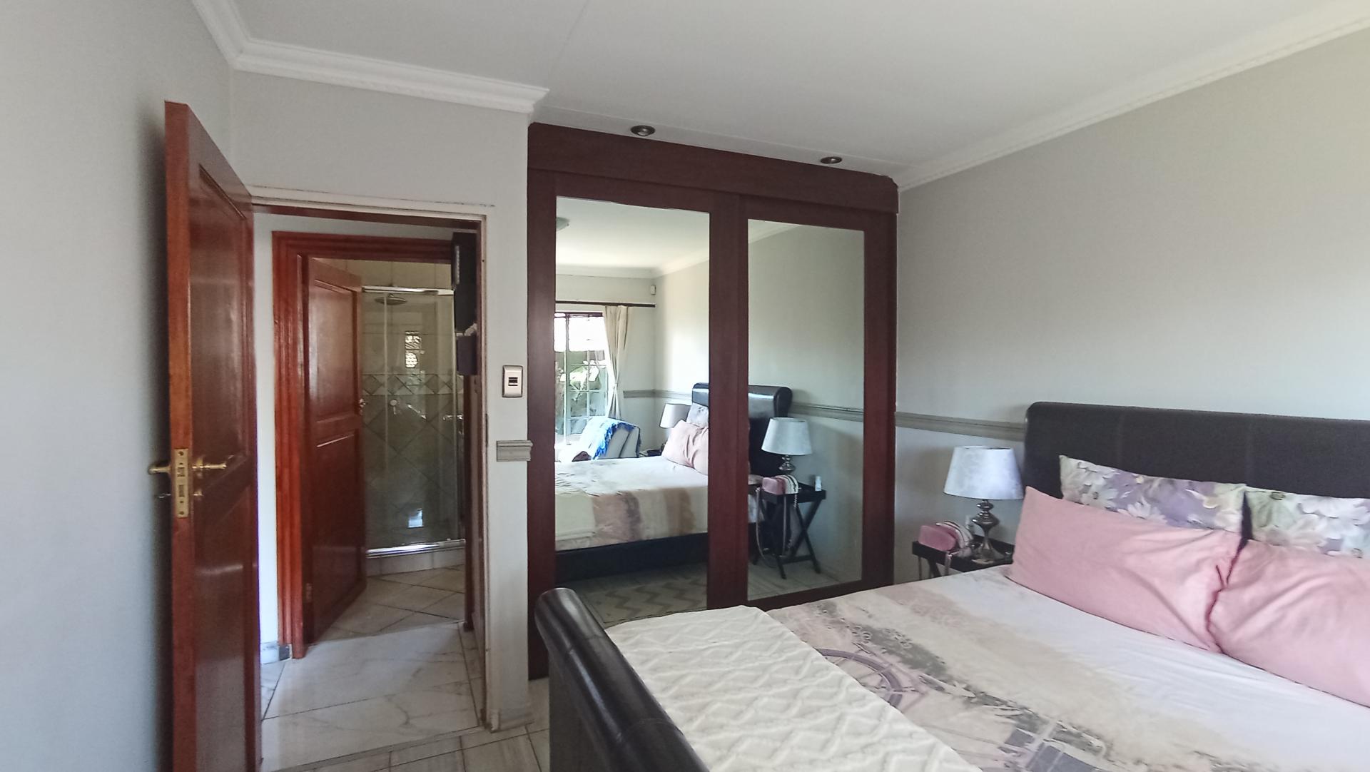 Bed Room 2 - 14 square meters of property in Rooihuiskraal North