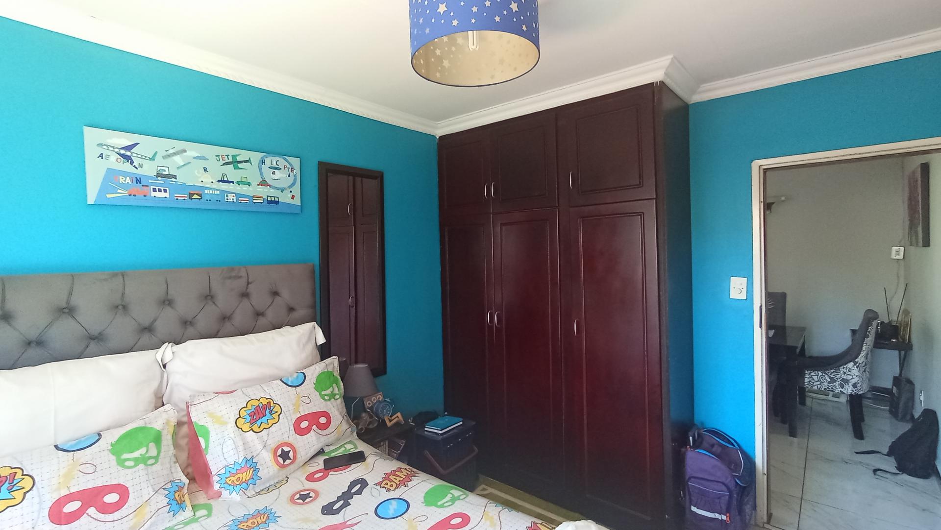 Bed Room 1 - 10 square meters of property in Rooihuiskraal North