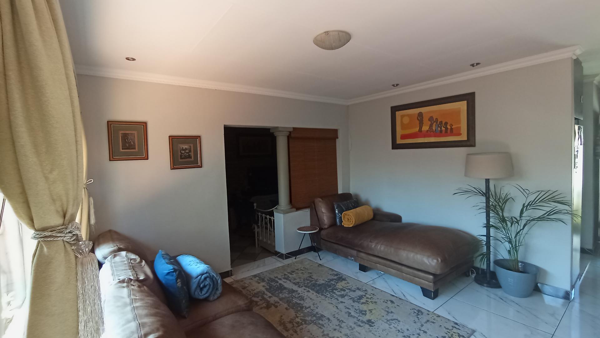 Lounges - 24 square meters of property in Rooihuiskraal North