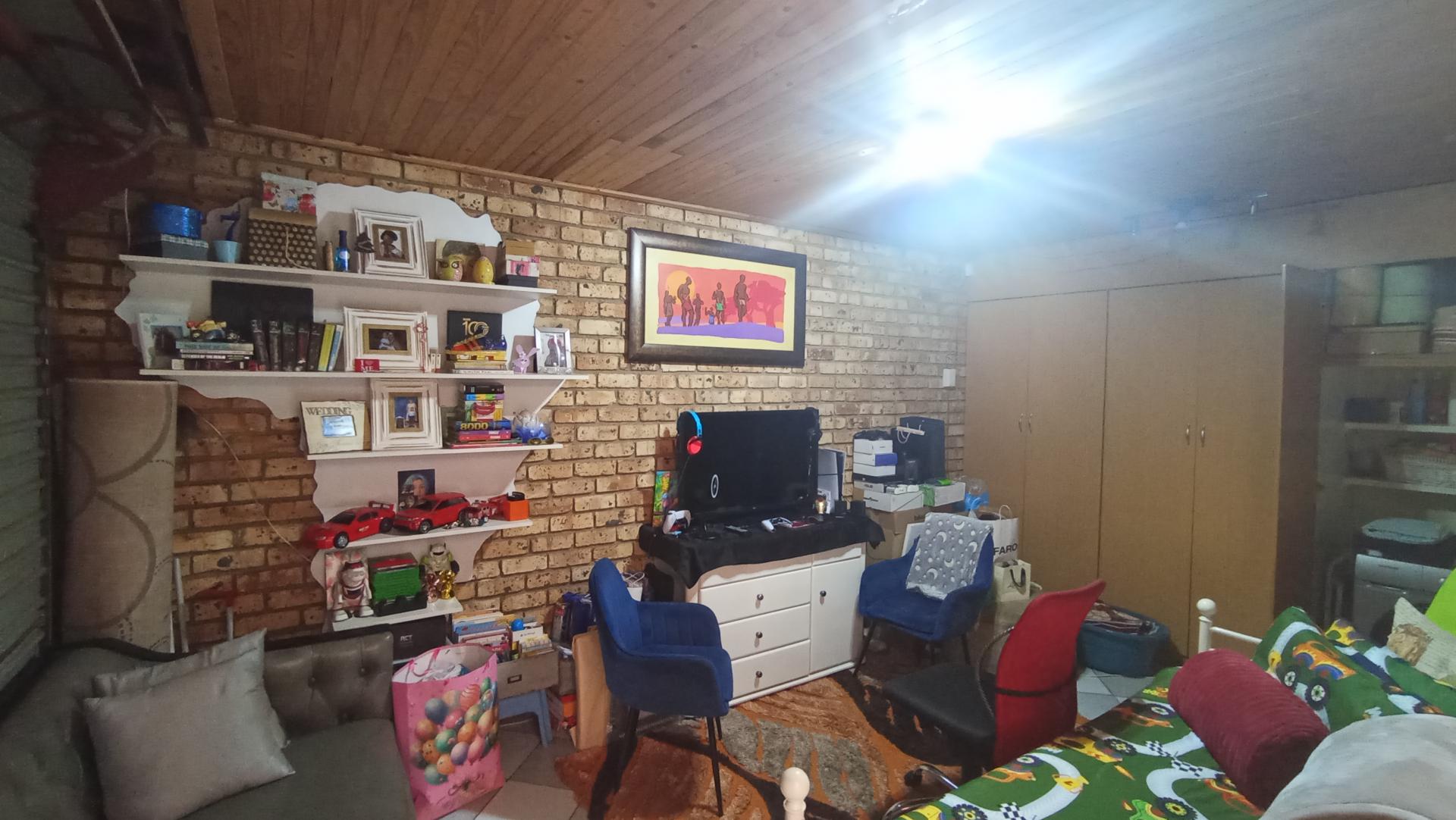 Garage - 19 square meters of property in Rooihuiskraal North