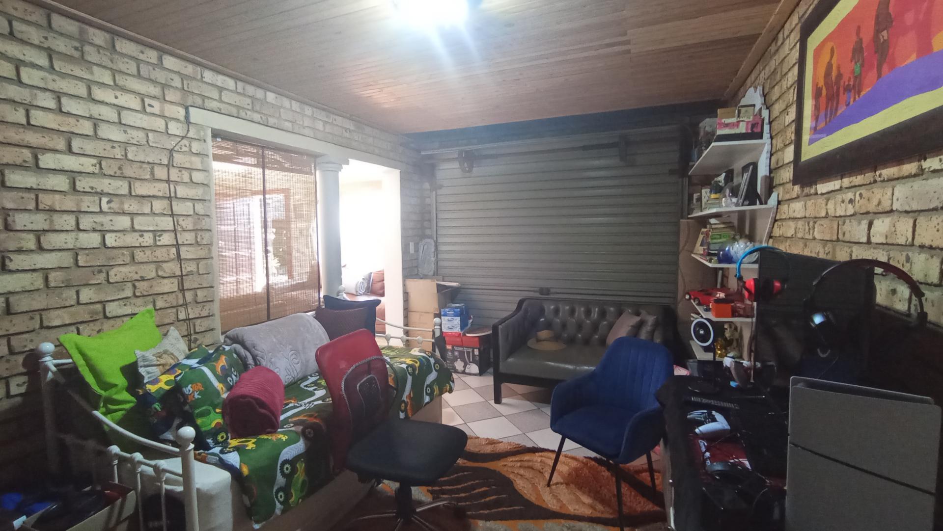 Garage - 19 square meters of property in Rooihuiskraal North