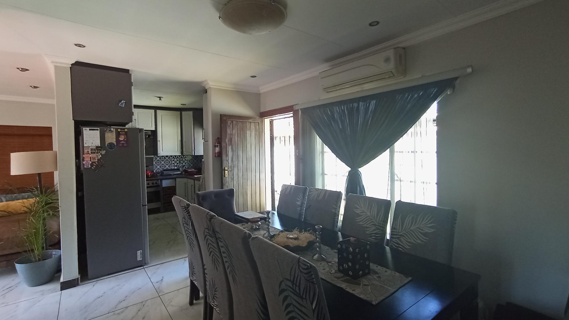 Dining Room - 14 square meters of property in Rooihuiskraal North