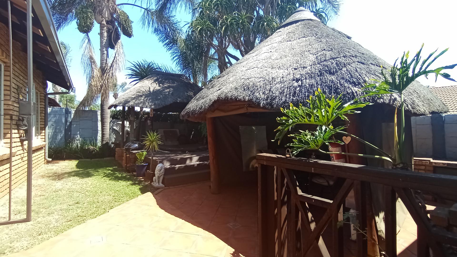 Swimming Pool of property in Rooihuiskraal North