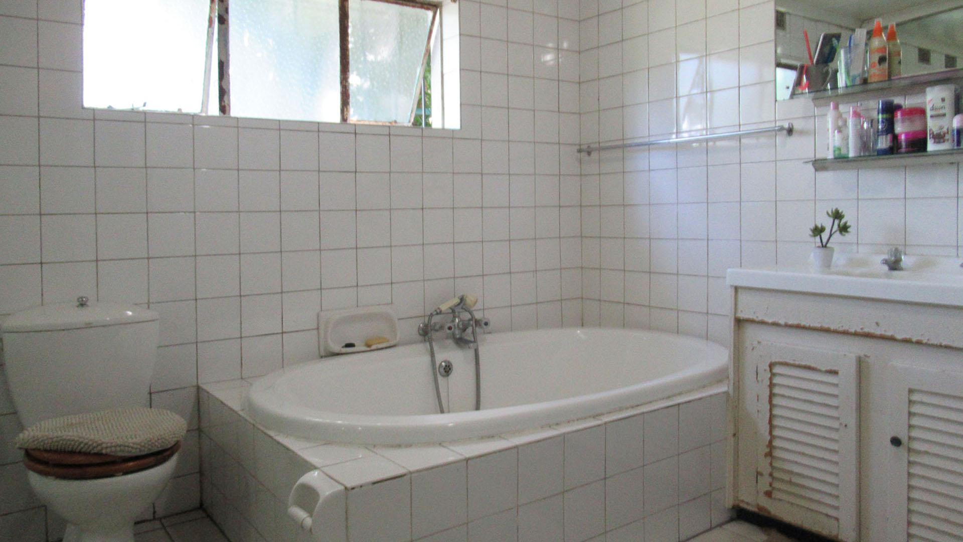 Main Bathroom - 11 square meters of property in Ferndale - JHB