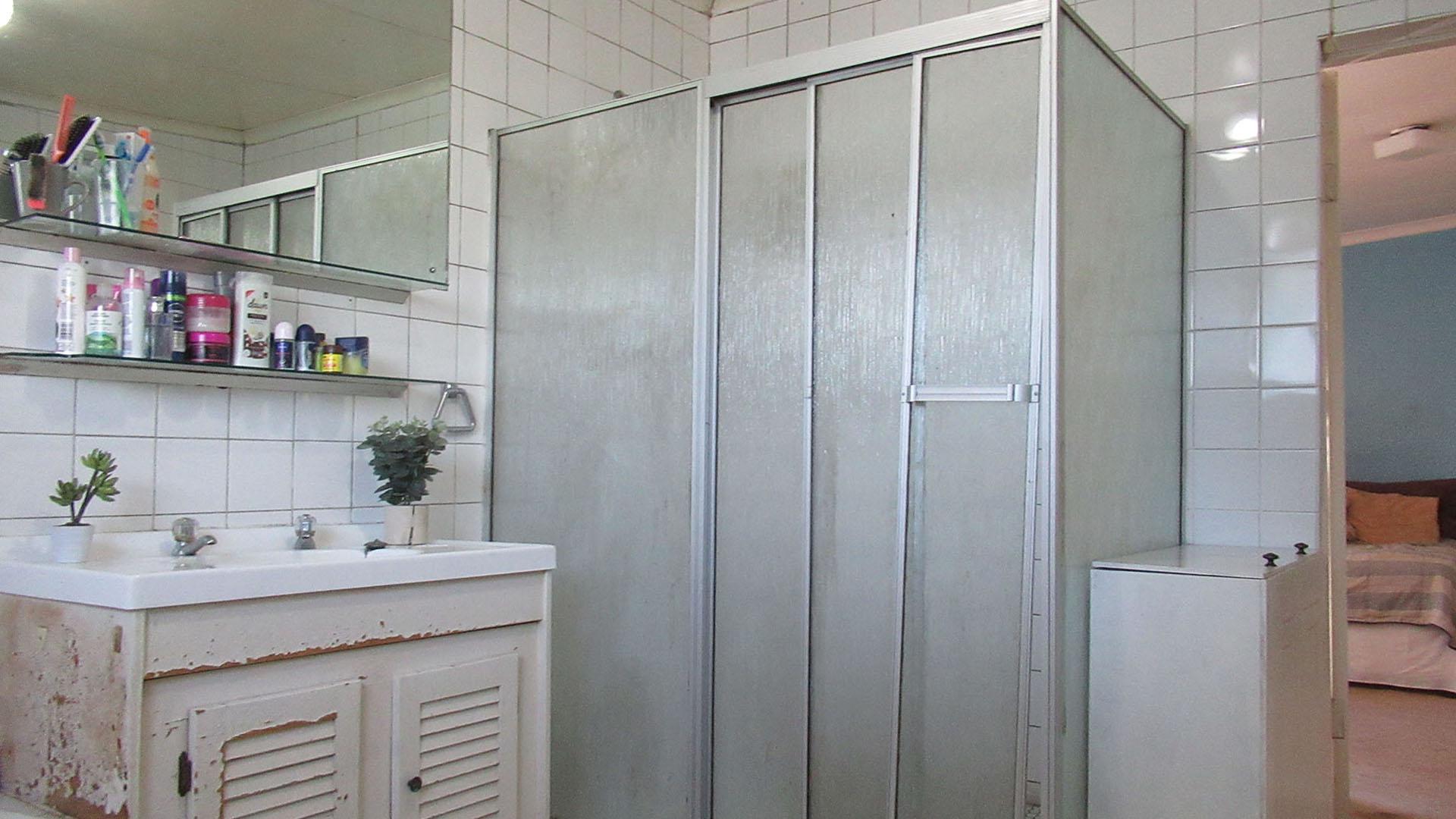 Main Bathroom - 11 square meters of property in Ferndale - JHB