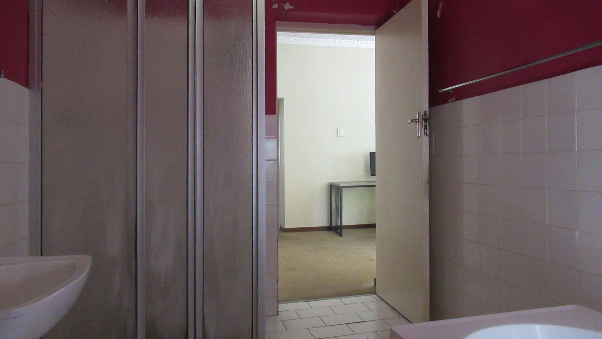 Bathroom 1 - 8 square meters of property in Ferndale - JHB