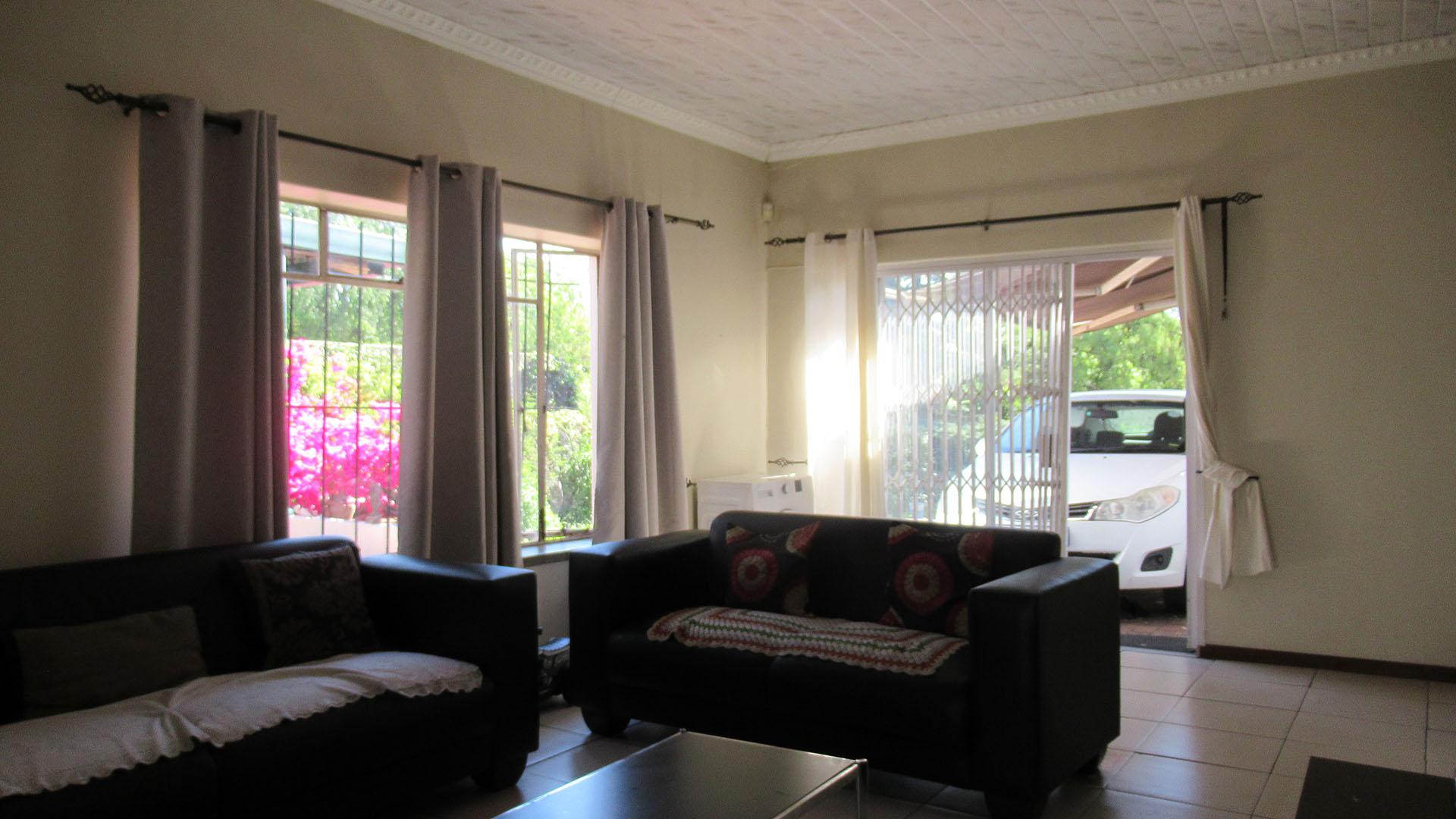 Lounges - 22 square meters of property in Ferndale - JHB