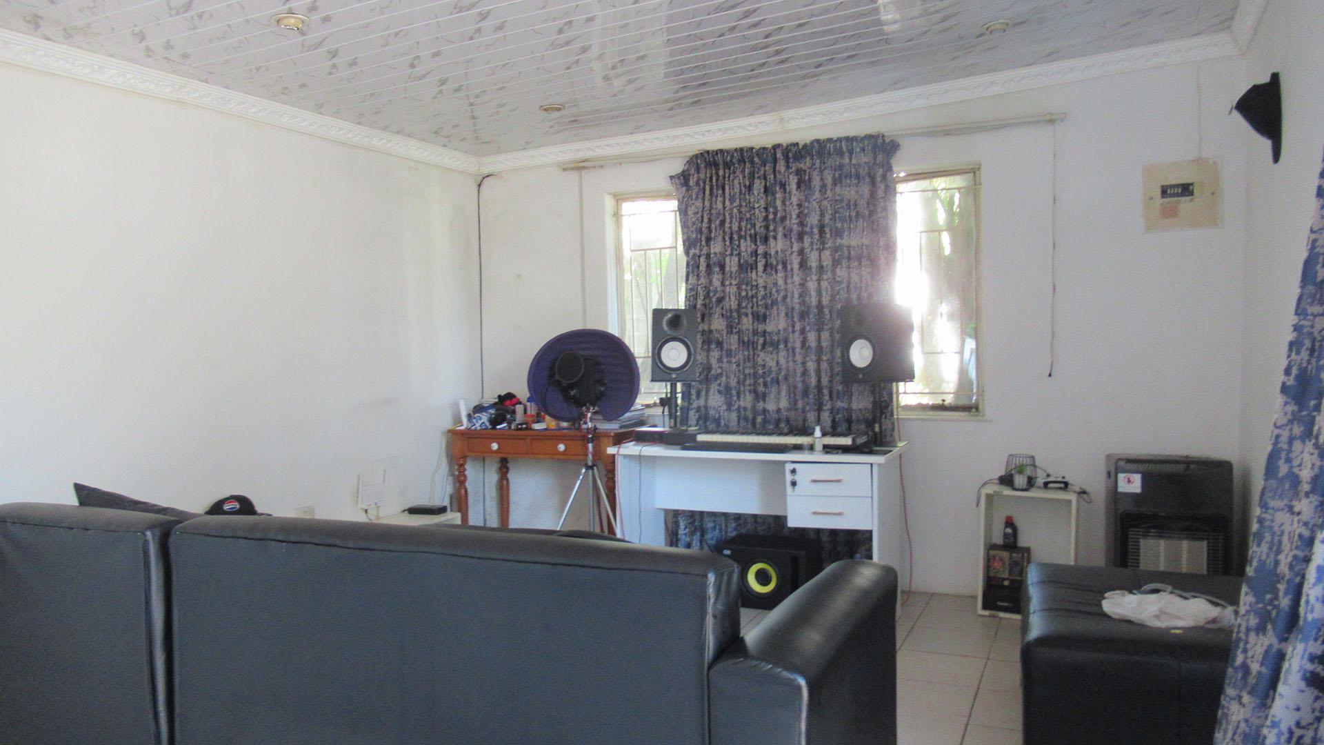 Flatlet - 40 square meters of property in Ferndale - JHB