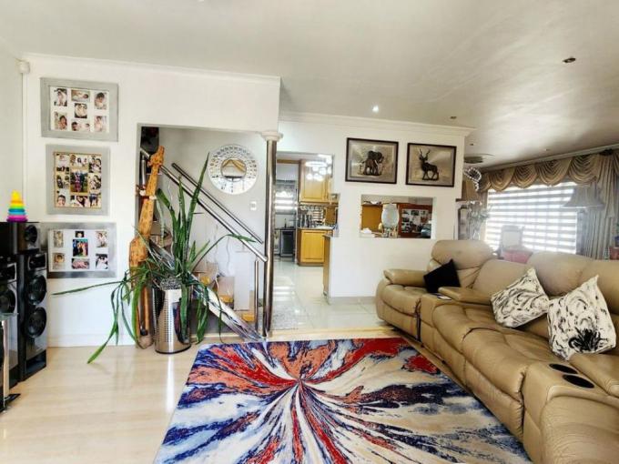 4 Bedroom House for Sale For Sale in Somerset Park - MR722549