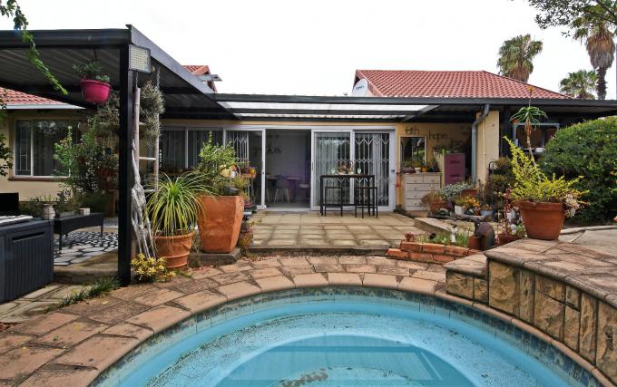 2 Bedroom House for Sale For Sale in Weltevreden Park - MR722603