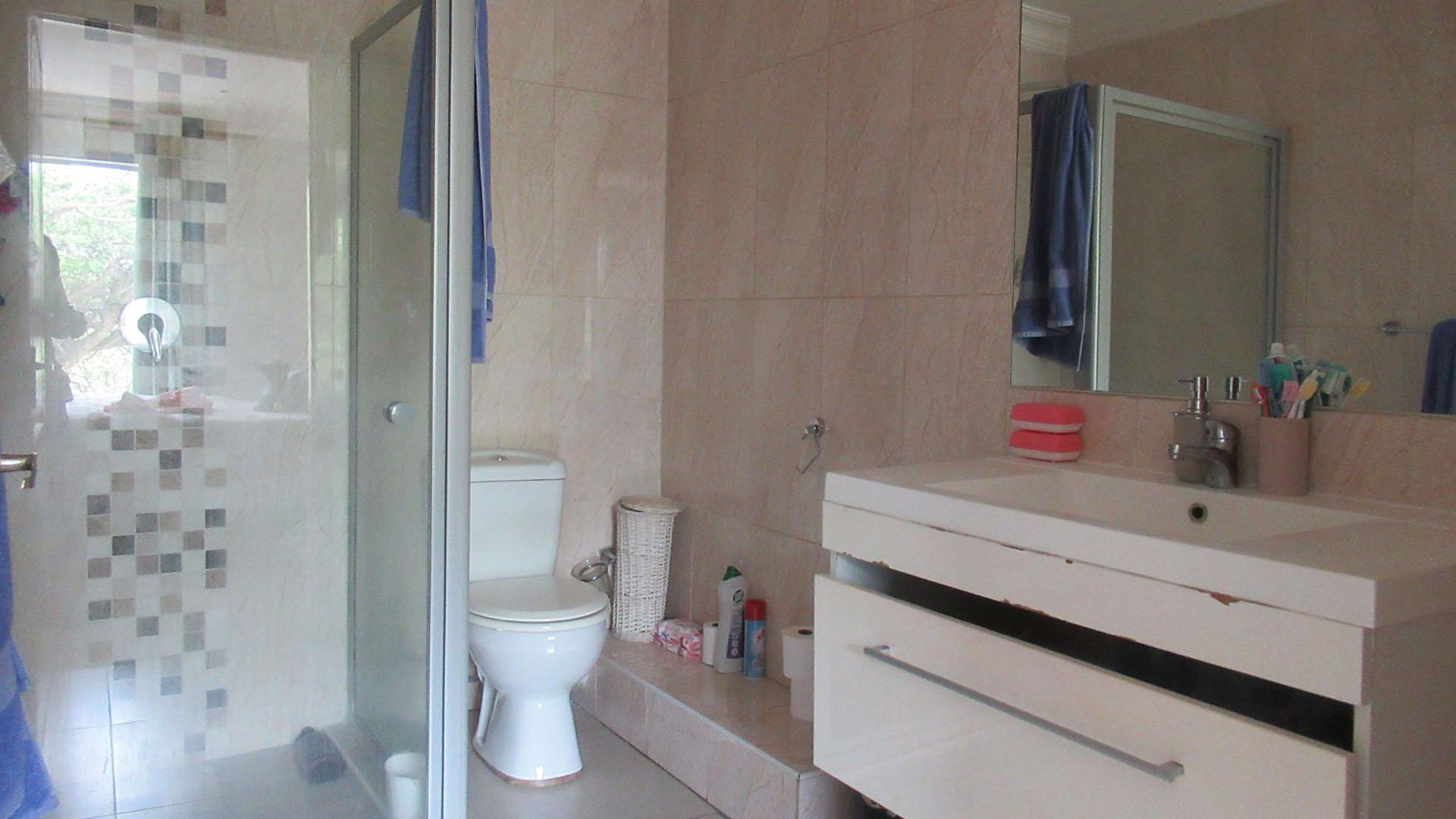 Main Bathroom - 6 square meters of property in Ferndale - JHB