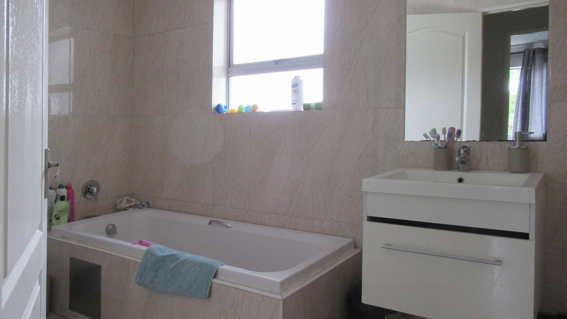 Bathroom 1 - 7 square meters of property in Ferndale - JHB