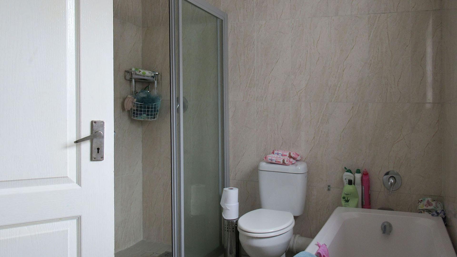 Bathroom 1 - 7 square meters of property in Ferndale - JHB