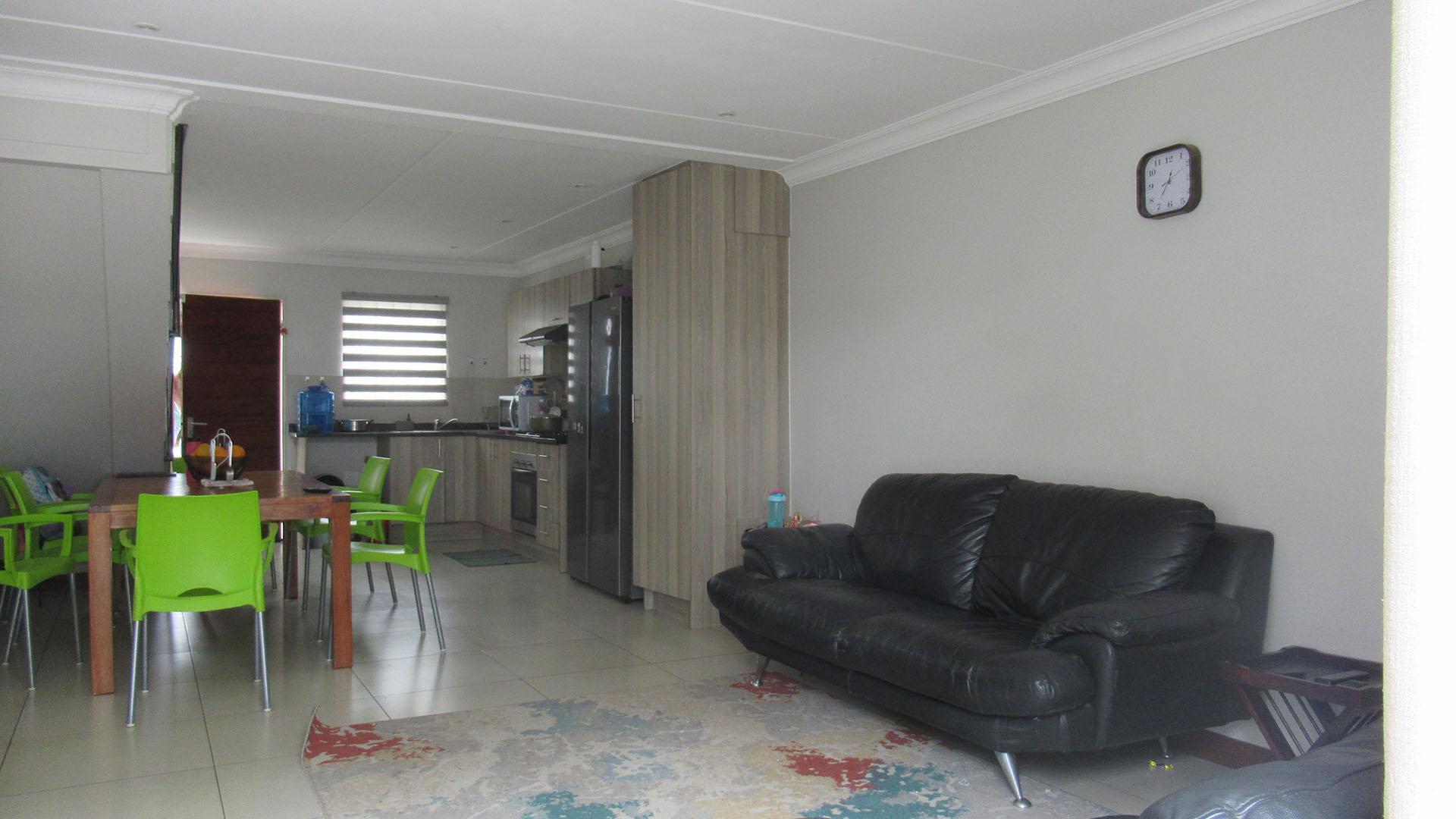 Lounges - 13 square meters of property in Ferndale - JHB