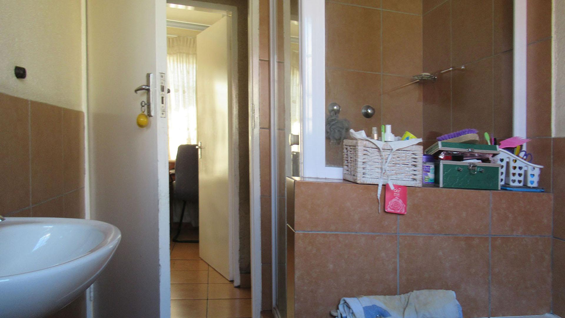 Bathroom 1 - 6 square meters of property in Terenure