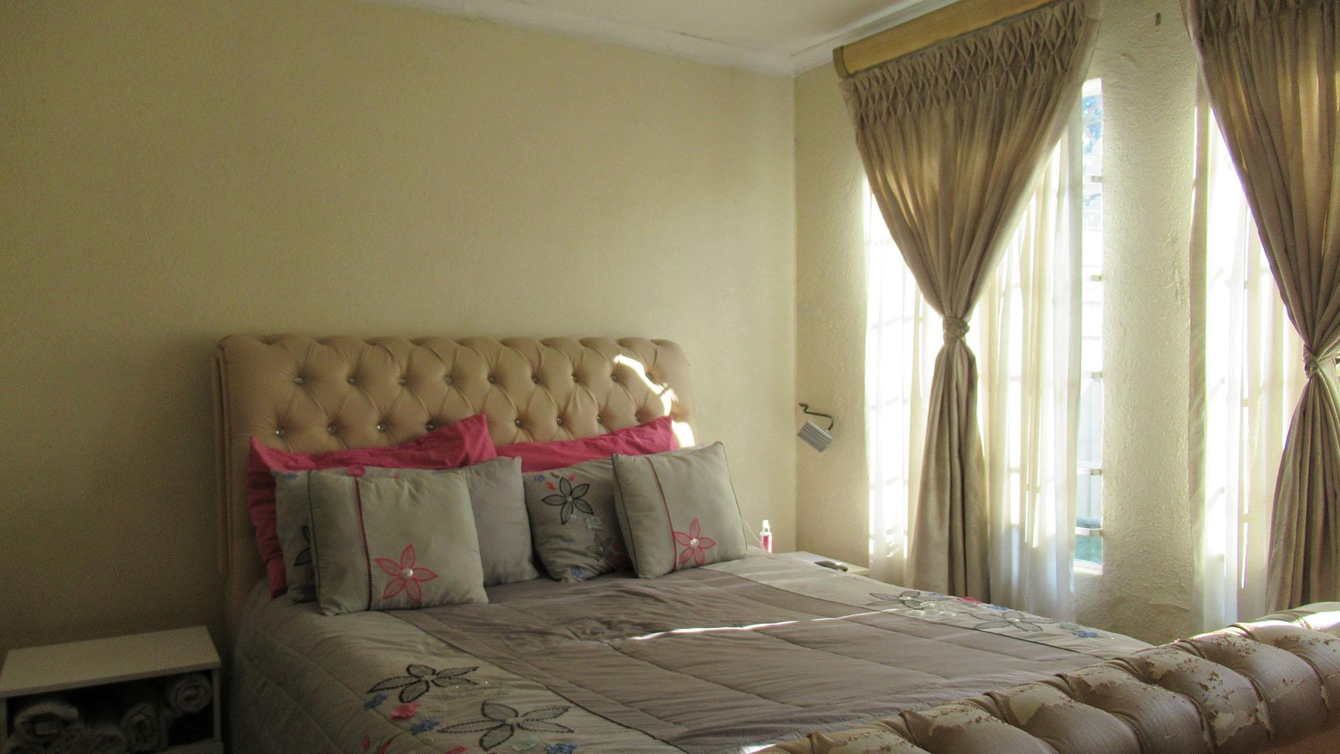 Main Bedroom - 15 square meters of property in Terenure