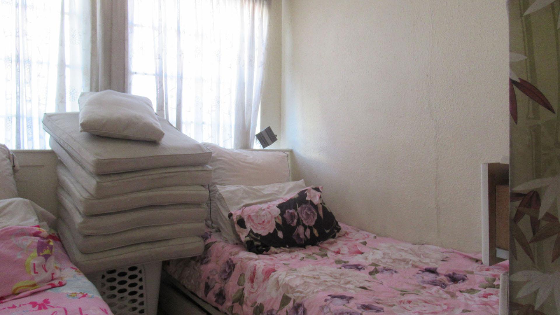 Bed Room 1 - 9 square meters of property in Terenure