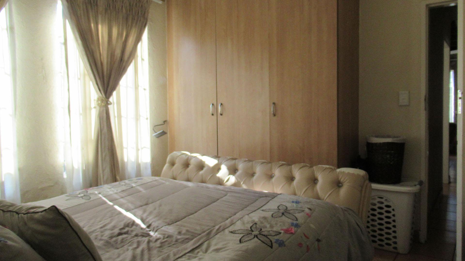 Main Bedroom - 15 square meters of property in Terenure
