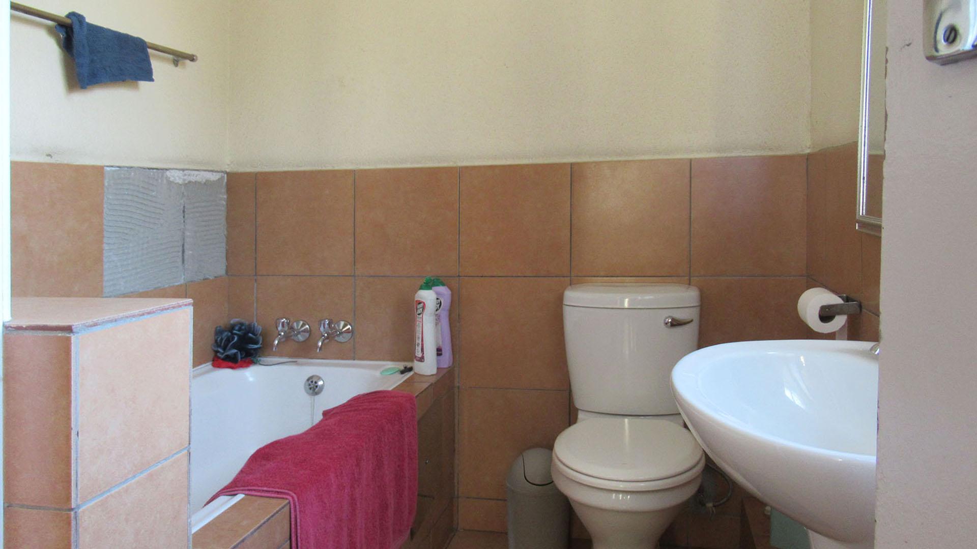Main Bathroom - 6 square meters of property in Terenure
