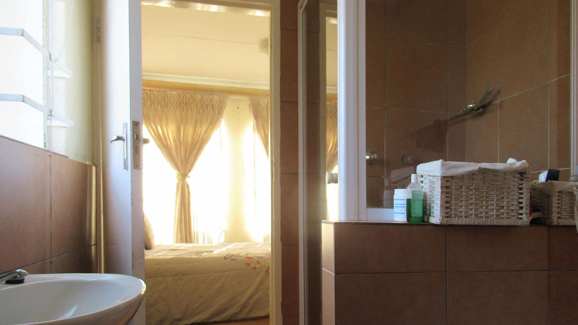 Main Bathroom - 6 square meters of property in Terenure