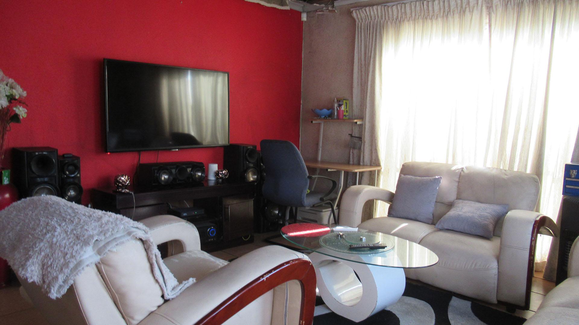 Lounges - 17 square meters of property in Terenure