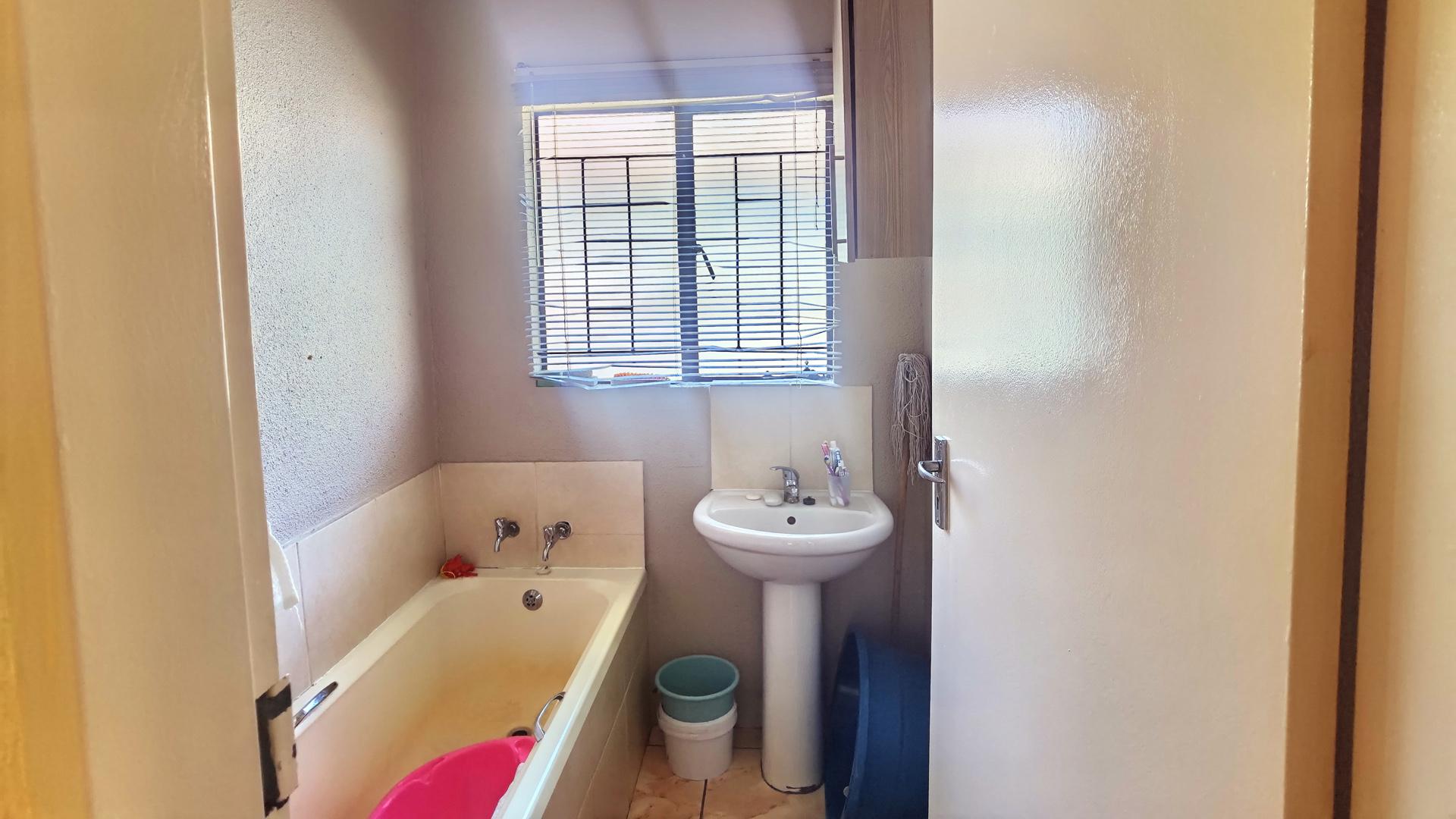 Bathroom 1 of property in Soshanguve East