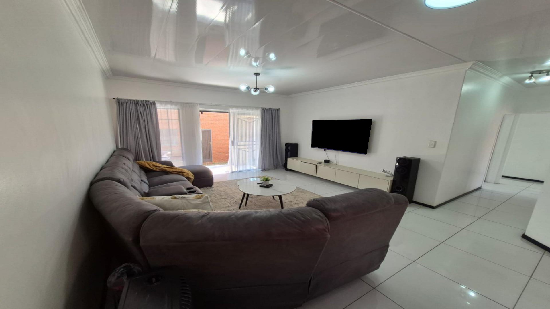 Lounges of property in Mooikloof Ridge