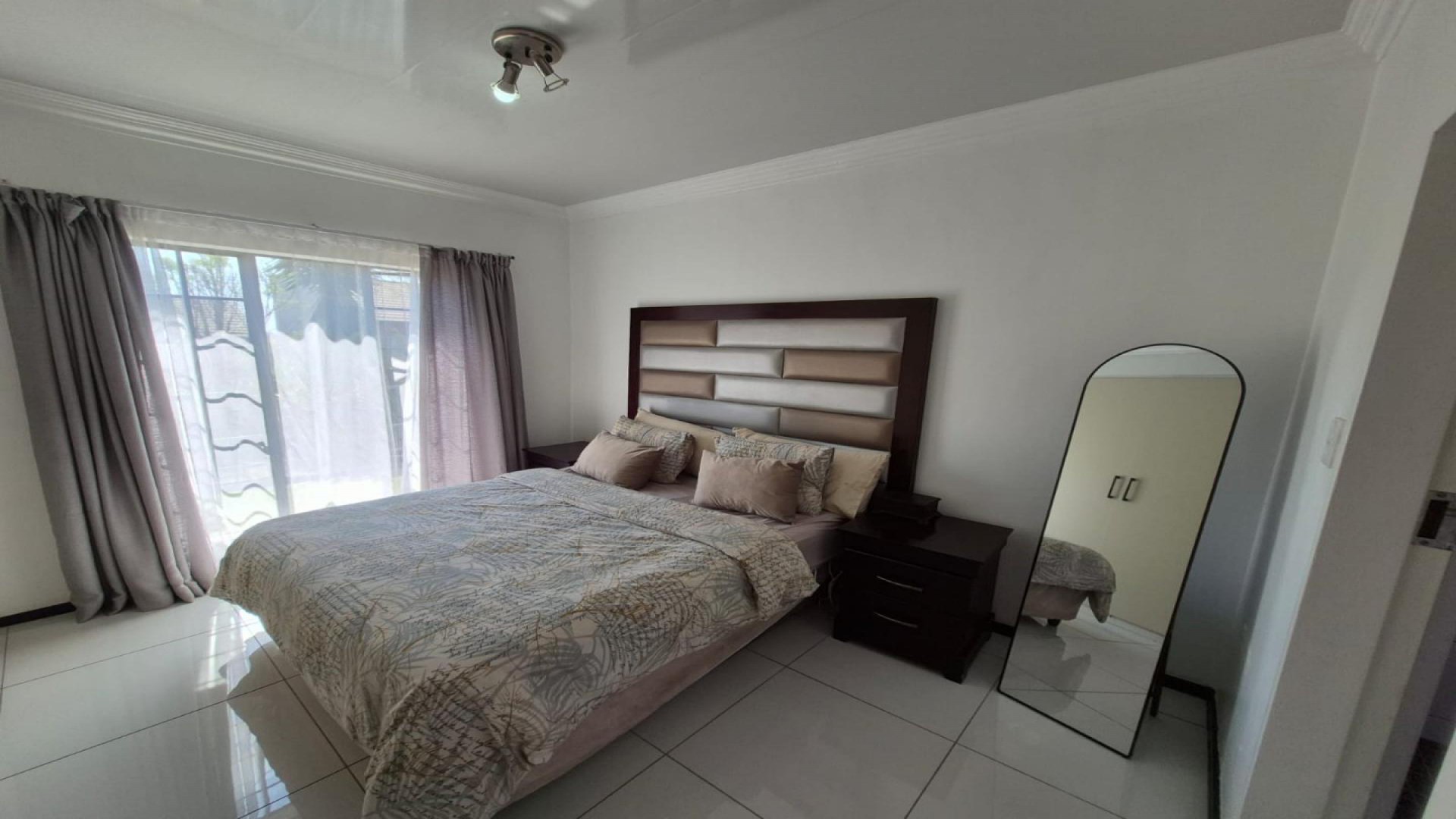 Bed Room 1 of property in Mooikloof Ridge