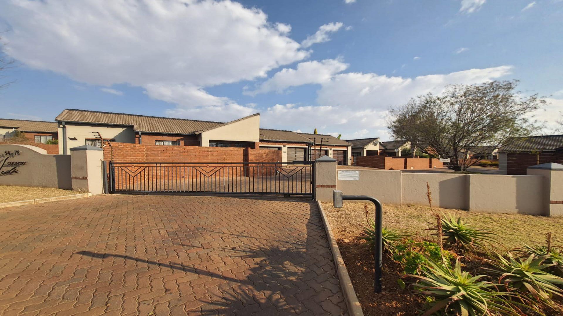 Front View of property in Mooikloof Ridge