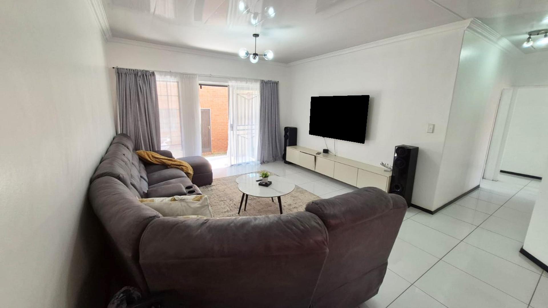 Lounges of property in Mooikloof Ridge
