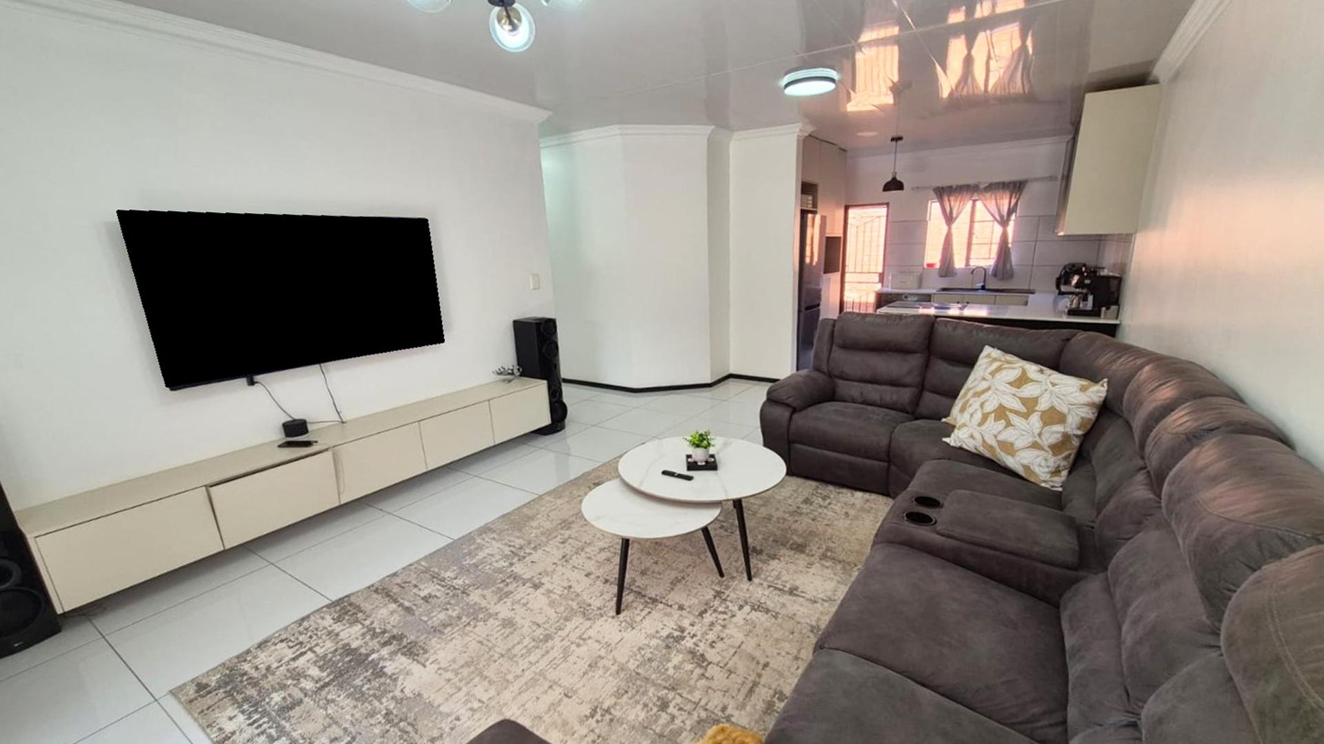 Lounges of property in Mooikloof Ridge