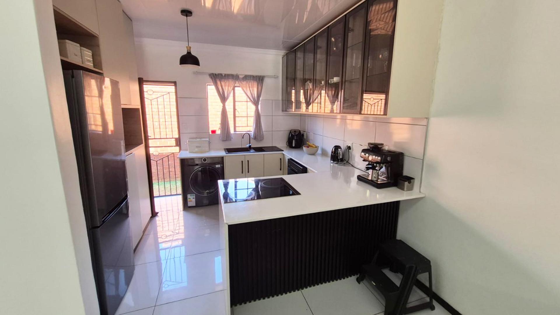 Kitchen of property in Mooikloof Ridge