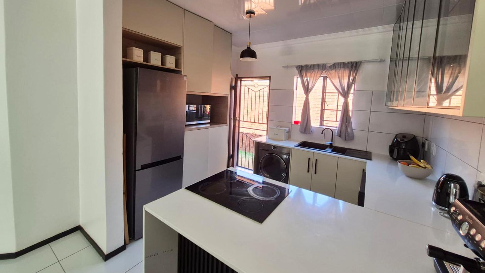 Kitchen of property in Mooikloof Ridge