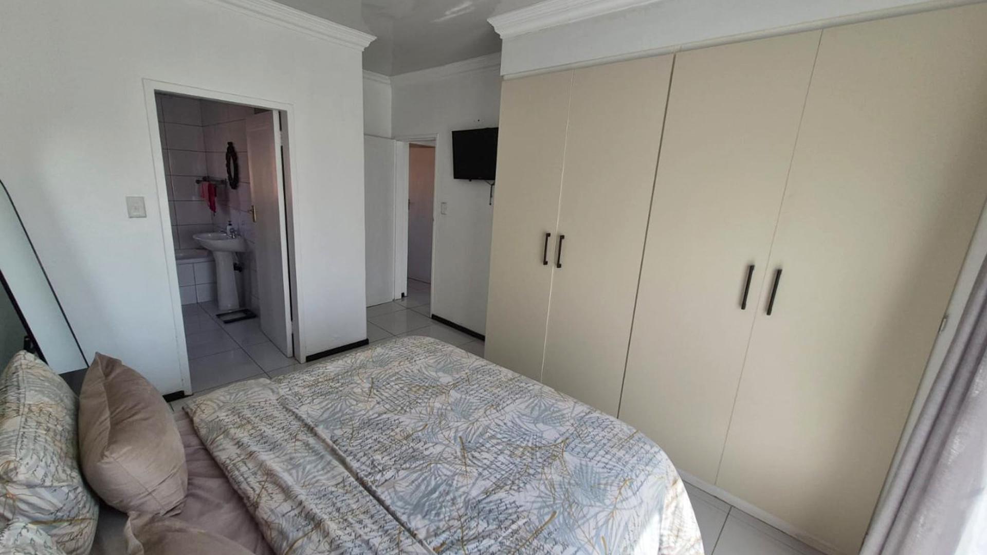 Main Bedroom of property in Mooikloof Ridge