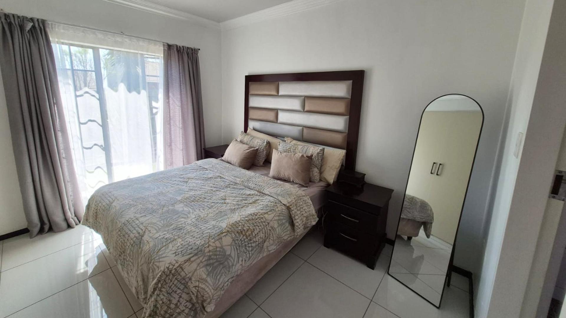 Main Bedroom of property in Mooikloof Ridge