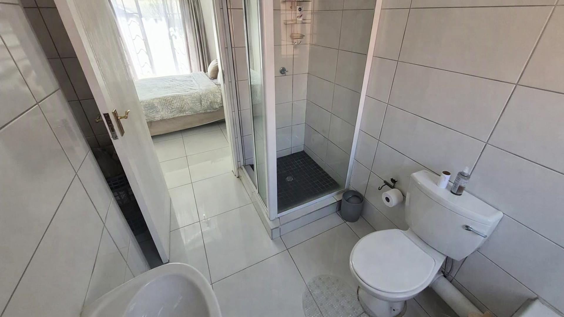 Main Bathroom of property in Mooikloof Ridge