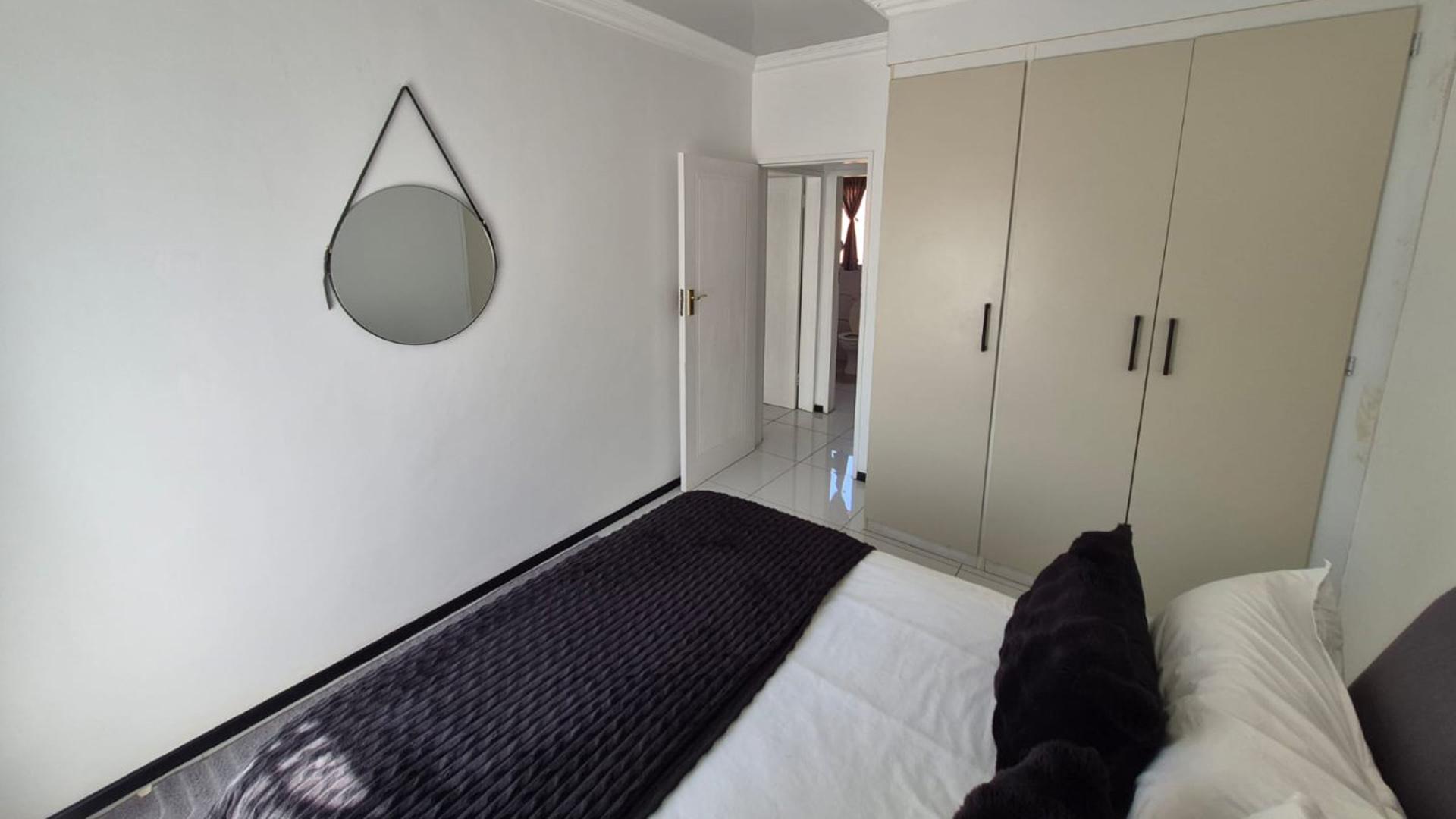 Bed Room 1 of property in Mooikloof Ridge