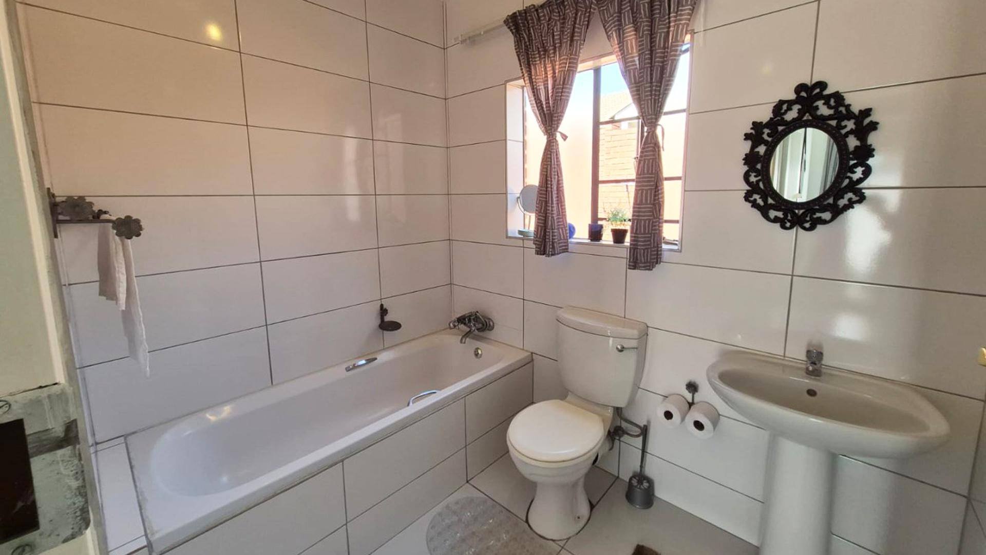 Bathroom 1 of property in Mooikloof Ridge
